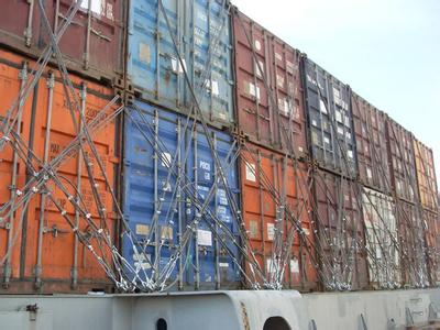 22层楼高的海运集装箱船风浪中高耸不倒是什么原因？