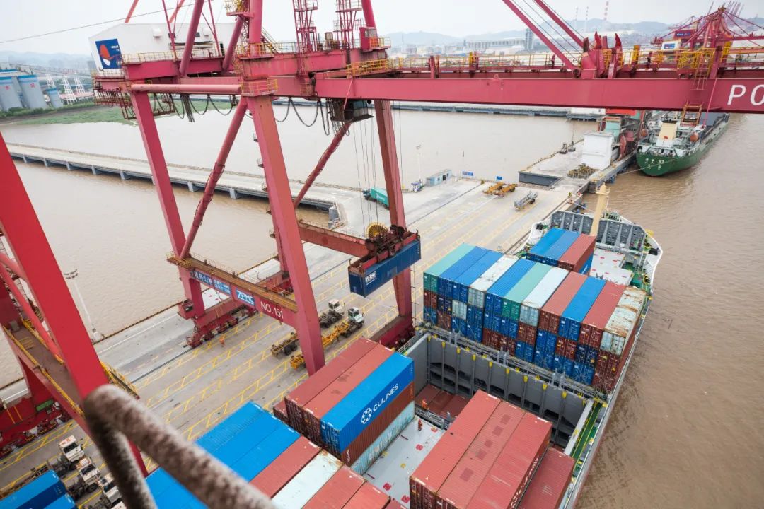 走集装箱海运直航和中转那个更快？