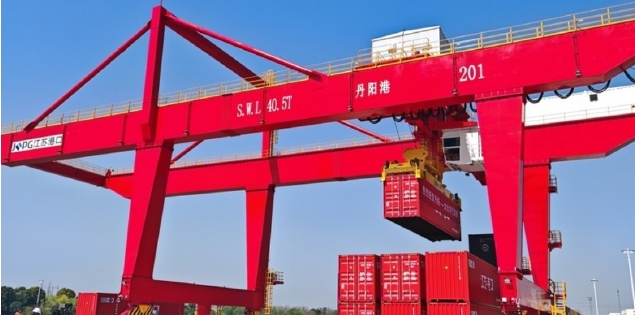 丹阳港镇江最大的内河集装箱船埠